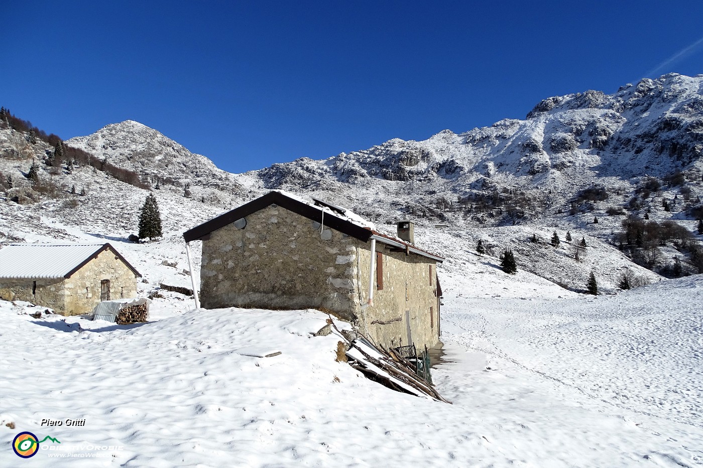 37 Baita Sura (1568 m) con vista in Cima Croce in alto a sx.JPG